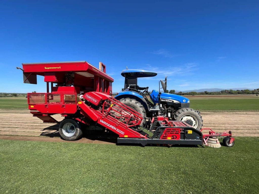 Apiladora universal Van Vuuren utilizada por Tepeservi para la extracción eficiente de tepes de césped natural.