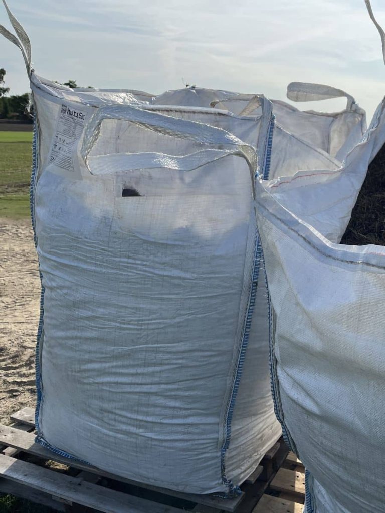 Saca de esquejes de césped natural preparados para su distribución e implantación en una nueva superficie. - Tepeservi