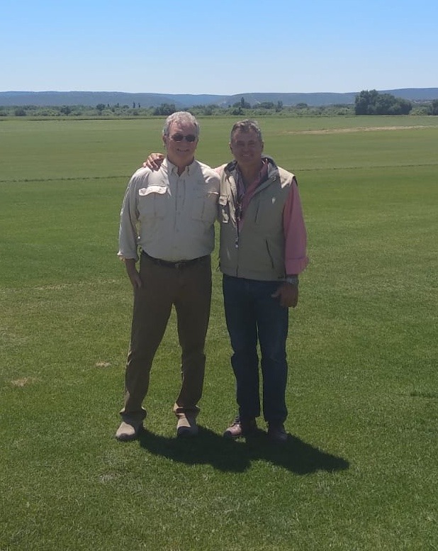 Don Robert durante la visita de auditoría del programa ITGAP en Tepeservi para la certificación de la variedad de césped natural Bermuda Tahoma 31.